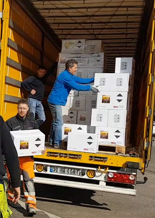 heiko_rether_lkw_abladen | Profi-Produkte für die Schädlingsbekämpfung Heiko Rether lädt von einem 40 Tonner Truck Ware ab